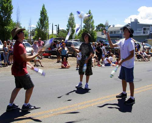 063012paradejugglers